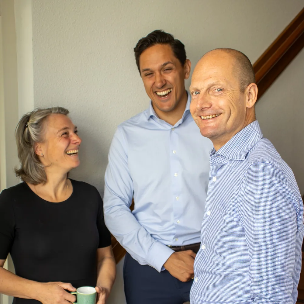 David&nbsp;C.&nbsp;van&nbsp;der&nbsp;Griend met twee collega's van FP&P op het kantoor van FP&P