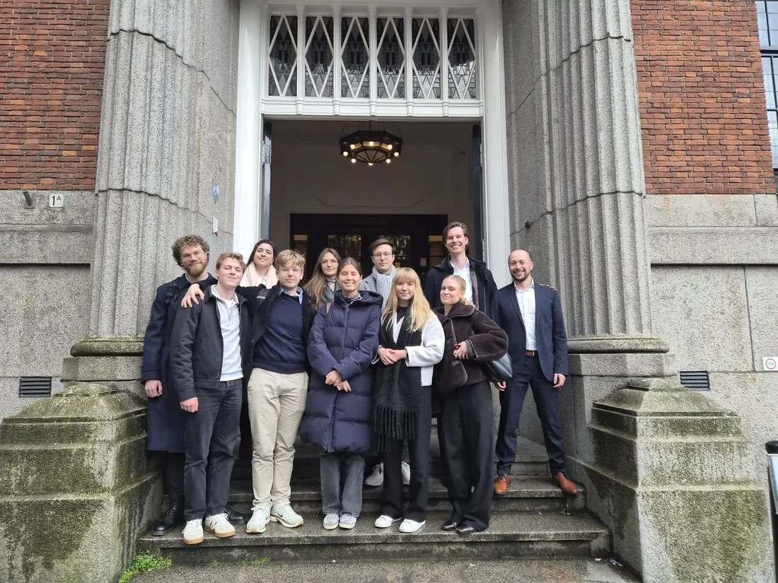 Cohort 2025/2026 van de Fellowship op de trap na een sessie