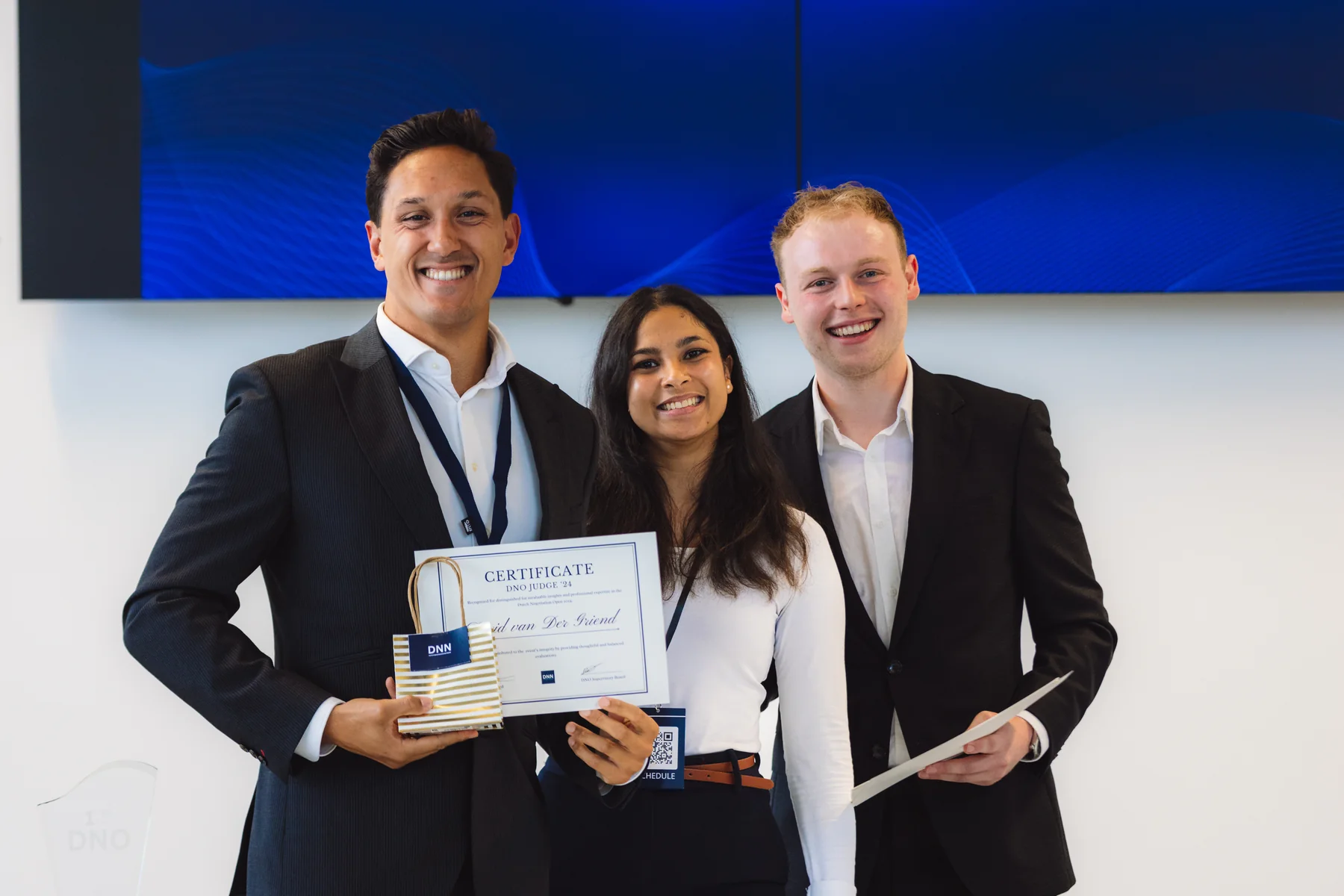 David&nbsp;C.&nbsp;van&nbsp;der&nbsp;Griend met zijn jurycertificaat op de Dutch Negotiation Open 2024