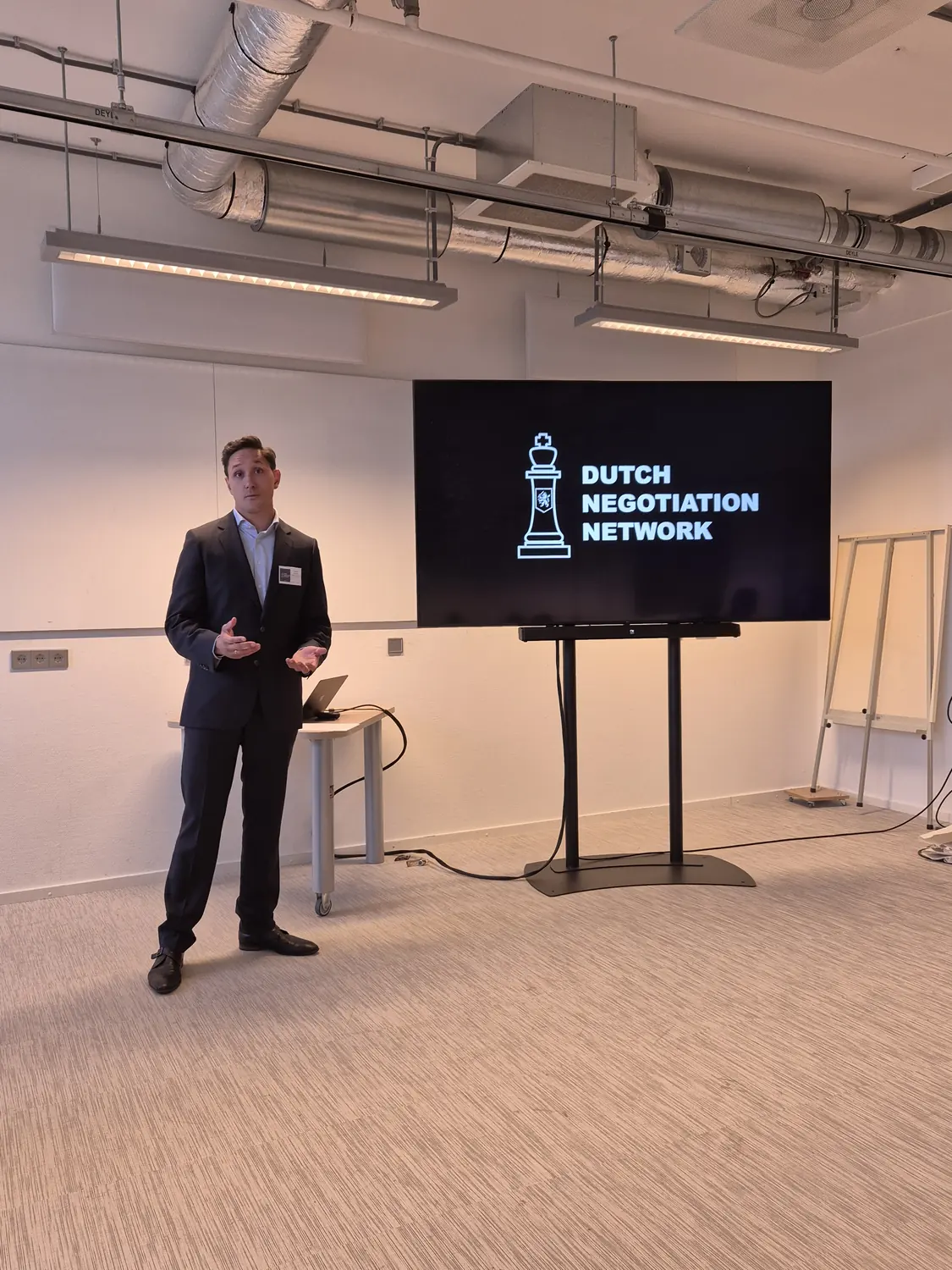 David&nbsp;C.&nbsp;van&nbsp;der&nbsp;Griend hosting the Dutch Negotiation Open in front of the Dutch Negotiation Network screen